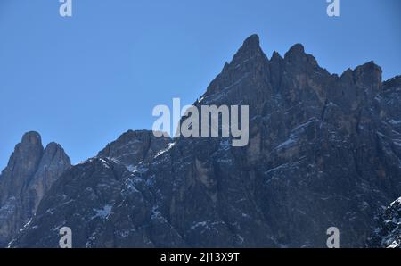 De la vallée de Fiscalina, la pointe rocheuse de Cima una, une dolomite de 2698 mètres de haut Banque D'Images