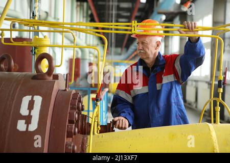 Les travailleurs de la station de pétrole et de gaz. Arrêtez la station de contrôle du gaz. Distributeur de gaz pour la population. Une station innovante pour augmenter le gaz Banque D'Images