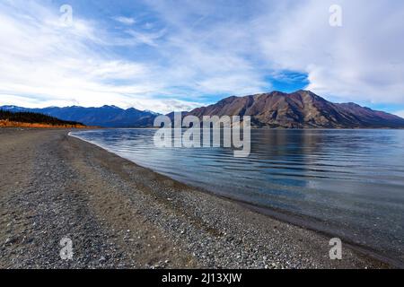 La montagne des moutons se reflète en automne dans le lac Kluane, dans le parc national et réserve Kluane, territoire du Yukon, Canada. Banque D'Images