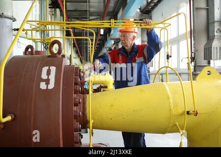 Les travailleurs de la station de pétrole et de gaz. Arrêtez la station de contrôle du gaz. Distributeur de gaz pour la population. Une station innovante pour augmenter le gaz Banque D'Images