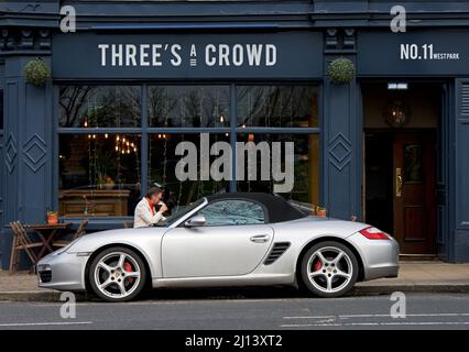 Porsche Boxter garée à l'extérieur de Three's a Crowd, West Park, Harrogate, North Yorkshire, Angleterre Royaume-Uni Banque D'Images