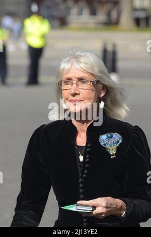 Jan Leeming - présentateur de télévision et lecteur de nouvelles - participant au service commémoratif de Dame Vera Lynn à l'abbaye de Westminster, le 21st mars 2022 Banque D'Images