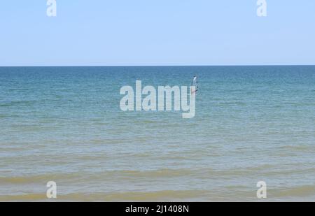 sportif avec voile en wingfoil, dans la mer. Planche à voile, amusement dans l'océan, sport extrême. Mer d'Azov, Russie - juillet 25,2021 Banque D'Images