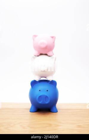 Inflation et dévaluation concept - les banques de Piggy diminuant dans la taille sur une table en bois avec de l'espace pour le texte Banque D'Images