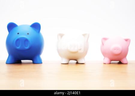 Inflation et dévaluation concept - les banques de Piggy diminuant dans la taille sur une table en bois avec de l'espace pour le texte Banque D'Images