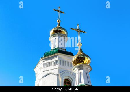 SVYATOGORSK, UKRAINE - 31 OCTOBRE 2021 : ce sont les croix sur le sommet des tours de l'église orthodoxe Nicolas de la Lavra Svyatogorsk. Banque D'Images