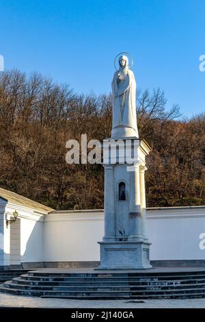 SVYATOGORSK, UKRAINE - 30 OCTOBRE 2021 : c'est un monument à la mère de Dieu à l'entrée de la Lavra Svyatogorsk. Banque D'Images