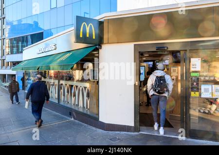 Un homme entre dans une succursale de McDonalds à Archway, dans le nord de Londres, au Royaume-Uni Banque D'Images