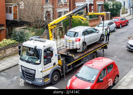 L'équipe de stationnement du Conseil d'Islington a retiré un véhicule stationné illégalement, à Londres, au Royaume-Uni Banque D'Images