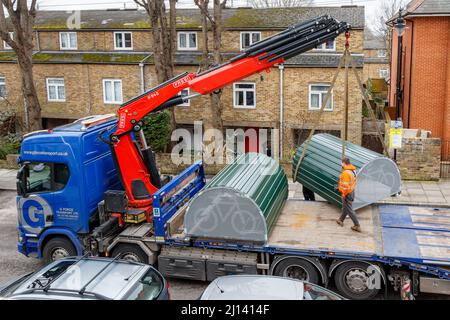 Un camion installant une paire de hangars de stockage de vélos cycle Hoop dans une rue résidentielle du nord de Londres, au Royaume-Uni Banque D'Images