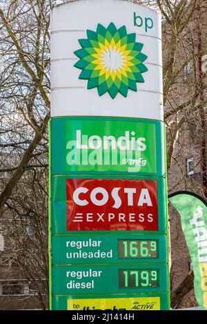 Affiche indiquant les prix du carburant en dehors d'une station-service BP dans le nord de Londres, au Royaume-Uni, car les prix atteignent des niveaux records en mars 2022 Banque D'Images