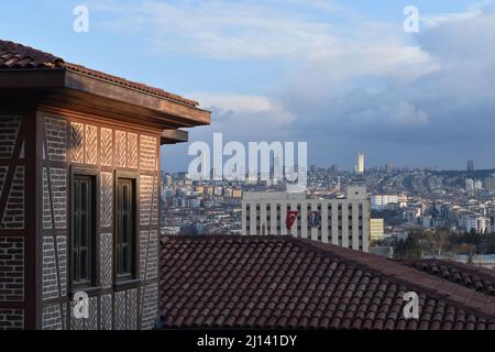Vue sur Ankara, Turquie (vue vers le sud depuis la région du château vers le centre d'Ankara et montagnes enneigées en arrière-plan) Banque D'Images