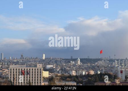 Vue sur Ankara, Turquie (vue vers le sud depuis la région du château vers le centre d'Ankara et montagnes enneigées en arrière-plan) Banque D'Images