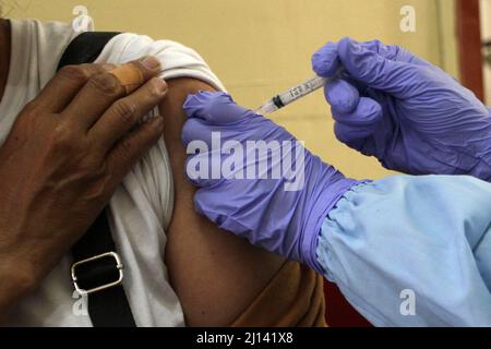 (220322) -- SURAKARTA, le 22 mars 2022 (Xinhua) -- Un travailleur de la santé inocule une femme avec une dose de rappel du vaccin COVID-19 à Surakarta, Central Java, Indonésie, le 22 mars 2022. L'Agence nationale indonésienne de contrôle des drogues et des aliments a approuvé l'utilisation du vaccin Sinopharm COVID-19 comme rappel ou la troisième dose pour les personnes âgées de plus de 18 ans, a déclaré le chef de l'agence, Penny Lukito, mardi. Actuellement, l'Indonésie dispose de six vaccins de rappel, à savoir Sinovac, AstraZeneca, Pfizer, Moderna, Janssen et Sinopharm. (Photo de Bram Selo/Xinhua) Banque D'Images