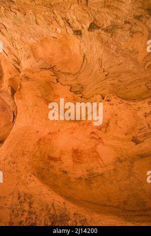 Le Hueco Pictograph Panel est situé dans une alcôve de Seven Mile Canyon, près de Moab, Utah. Les peintures ont été faites dans le style de Barrier Canyon vers 30 Banque D'Images