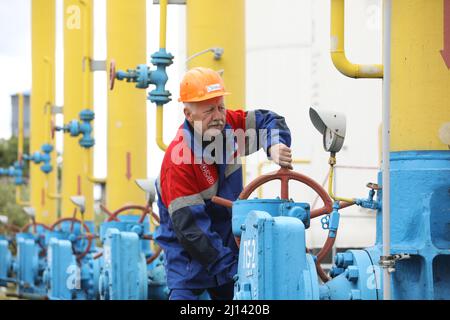 Les travailleurs de la station de pétrole et de gaz. Arrêtez la station de contrôle du gaz. Distributeur de gaz pour la population. Une station innovante pour augmenter le gaz Banque D'Images