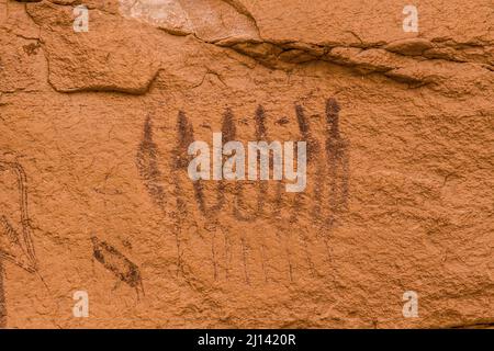 Une section du panneau de Pictographe de l'homme de l'intestin, située sur un mur de grès dans Seven Mile Canyon près de Moab, Utah. Les peintures ont été faites au bar Banque D'Images