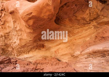 Le Hueco Pictograph Panel est situé dans une alcôve de Seven Mile Canyon, près de Moab, Utah. Les peintures ont été faites dans le style de Barrier Canyon vers 30 Banque D'Images