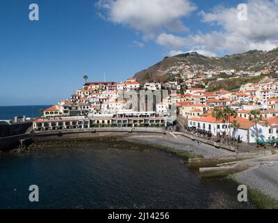 Vue sur le port charmant village de pêcheurs de Camara de Lobos de Camino do Calhau chemin côtier Madère Portugal eu Banque D'Images