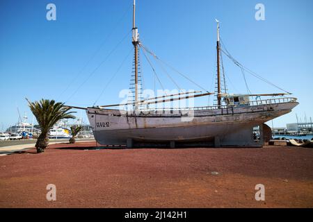 twin mast vieux bois canari îles bateau de pêche m del rosario à terre sur pied dans puerto nao arrecife lanzarote îles canaries espagne Banque D'Images