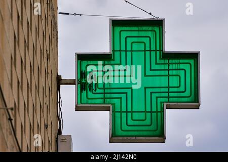 affiche de pharmacie en forme de croix verte avec un ciel à l'arrière-plan Banque D'Images