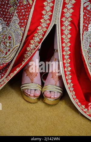 la-jambe-d-une-mari-e-marocaine-tatou-e-au-henn-avec-le-caftan