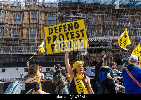 LONDRES, ROYAUME-UNI. 22 mars 2022 . Un manifestant tient un écriteau devant les chambres du Parlement pour défendre les droits de protestation et contre le projet de loi sur les services de police qui est débattu au Parlement. Le projet de loi sur la police, la criminalité, la peine et les tribunaux est une loi gouvernementale controversée qui comprend des propositions majeures sur la criminalité et la justice en Angleterre et au pays de Galles, car certains le jument peut restreindre le droit de protestation et donner plus de pouvoirs à la police. Credit: amer ghazzal / Alamy Live News Banque D'Images