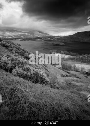 Une image infrarouge noir et blanc de Derwent Water de la pente est de Cat Bells dans le parc national de Lake District avec Skiddaw et Blencathra Fells Beyond, Cumbria, Angleterre. Banque D'Images