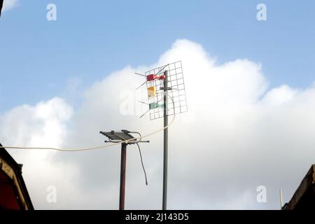 Antennes sur fond bleu ciel Banque D'Images