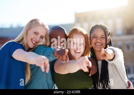 Nous voulons que vous faites partie de notre équipe. Portrait d'un groupe de personnes pointant leurs doigts vers l'avant. Banque D'Images