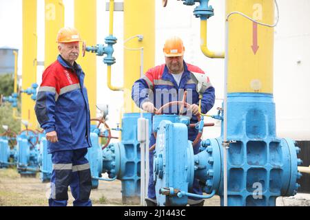 Les travailleurs de la station de pétrole et de gaz. Arrêtez la station de contrôle du gaz. Distributeur de gaz pour la population. Une station innovante pour augmenter le gaz Banque D'Images