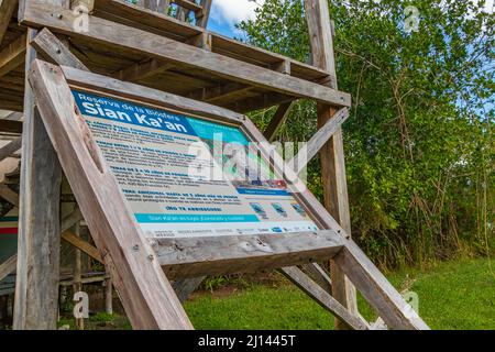 Muyil Mexique 02. Février 2022 information entrée sentiers de randonnée et bienvenue chantez à bord au parc national de Sian Ka'an à Muyil Chunyaxche Quintana Banque D'Images