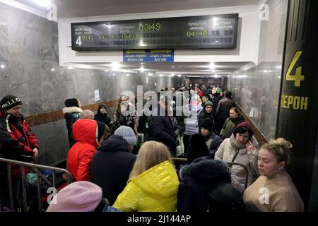 Lviv, Ukraine - 20 mars 2022 - les réfugiés sont en ligne pour le train d'évacuation de Lviv à la Pologne, à Lviv, dans l'ouest de l'Ukraine. Photo de Yuliia Ovsyannikova/Ukrinform/ABACAPRESS.COM Banque D'Images