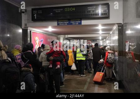 Lviv, Ukraine - 20 mars 2022 - les réfugiés sont en ligne pour le train d'évacuation de Lviv à la Pologne, à Lviv, dans l'ouest de l'Ukraine. Photo de Yuliia Ovsyannikova/Ukrinform/ABACAPRESS.COM Banque D'Images