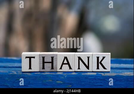 Cubes chacun avec une lettre sur elle écrit le mot Merci. Banque D'Images