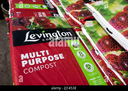 Sacs en plastique de compost multi-usage Levington à vendre dans un centre de jardin à utiliser pour le jardinage repotage des plantes, la culture de légumes et de fruits au Royaume-Uni Banque D'Images