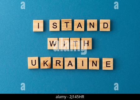 Je suis avec l'Ukraine fond. Expression de lettres en bois. Soutenir le peuple ukrainien. Arrêter la guerre. Mots de la vue de dessus. Les phrases sont présentées dans une lettre en bois. Motivation. Banque D'Images