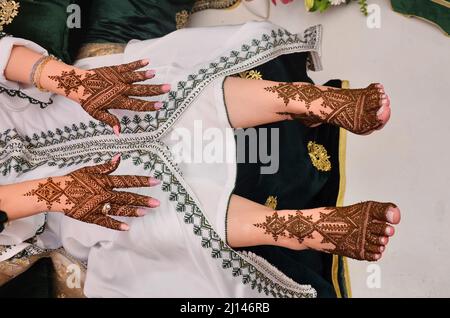 Les jambes et les mains des femmes avec le tatouage au henné. la mariée marocaine montre le design mehndi. Les mains et les pieds mehndi. Les belles mains des femmes avec les tatouages mehndi. mo Banque D'Images