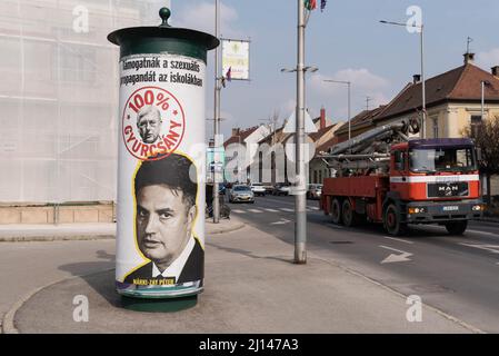 Mosonmagyarovar, Hongrie. 18th mars 2022. Affiche électorale de Peter Marki-Zay, chef de la coalition d'opposition hongroise unie pour la Hongrie, dans la rue. Mosonmagyarovar est la ville du nord-ouest de la Hongrie située à environ 160 kilomètres de la capitale hongroise Budapest. Peter Marki-Zay défiera le Premier ministre Viktor Orban lors des prochaines élections législatives, qui auront lieu le 3rd avril 2022. (Photo de Tomas Tkachik/SOPA Images/Sipa USA) crédit: SIPA USA/Alay Live News Banque D'Images