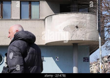 (220322) -- BELGRADE, le 22 mars 2022 (Xinhua) -- Un homme passe le bâtiment du commandement bombardé de la Force aérienne yougoslave à Belgrade (Serbie), le 21 mars 2022. À Belgrade, il y a beaucoup de cicatrices laissées par les bombardements de l'OTAN. Les bombardements de l'OTAN en Yougoslavie ont commencé le 24 mars 1999. Au cours de l'attaque militaire de 78 jours, 2 500 civils ont été tués et environ 25 000 objets ont été endommagés, dont des aéroports, des hôpitaux, des écoles, des monuments culturels et des infrastructures routières, selon le gouvernement serbe. (Xinhua/Zheng Huansong) Banque D'Images