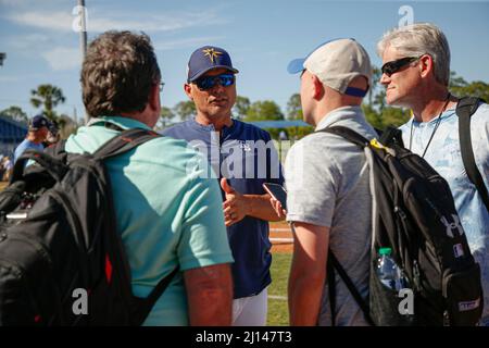 Port Charlotte, FL États-Unis : Kevin Cash, manager des Rays de Tampa Bay, parle avec les journalistes après un match de baseball d'entraînement de printemps contre les Pirates de Pittsburgh, Banque D'Images