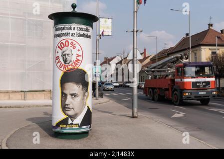 Mosonmagyarovar, Hongrie. 18th mars 2022. Affiche électorale de Peter Marki-Zay, chef de la coalition d'opposition hongroise unie pour la Hongrie, dans la rue. Mosonmagyarovar est la ville du nord-ouest de la Hongrie située à environ 160 kilomètres de la capitale hongroise Budapest. Peter Marki-Zay défiera le Premier ministre Viktor Orban lors des prochaines élections législatives, qui auront lieu le 3rd avril 2022. (Credit image: © Tomas Tkacik/SOPA Images via ZUMA Press Wire) Banque D'Images