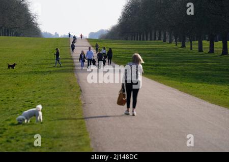 Les gens qui marchent le long de la longue promenade à Windsor, Berkshire. Date de la photo: Mardi 22 mars 2022. Banque D'Images