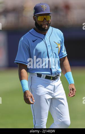 Port Charlotte, FL États-Unis : Manuel Margot (13 ans), Rays de Tampa Bay, lors des échauffements avant un match de baseball d'entraînement de printemps contre les Pirates de Pittsburgh, le lundi 21 mars 2022, au Charlotte Sports Park. Les Pirates ont battu les rayons 5-1. (Kim Hukari/image du sport) Banque D'Images