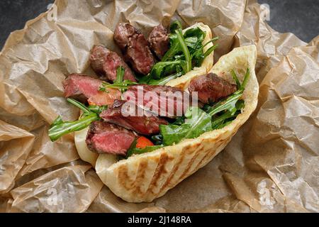 Gyros, shawarma à la viande et aux herbes, sur papier Banque D'Images
