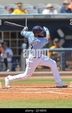 Port Charlotte, FL États-Unis : Manuel Margot (13 ans), le rival des Rays de Tampa Bay, se casse sa batte tout en se faufilant hors d'un terrain lors d'un match de baseball d'entraînement de printemps contre les Pirates de Pittsburgh, lundi 21 mars 2022, au Charlotte Sports Park. Les Pirates ont battu les rayons 5-1. (Kim Hukari/image du sport) Banque D'Images