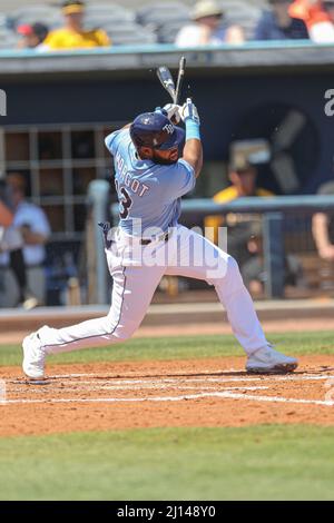 Port Charlotte, FL États-Unis : Manuel Margot (13 ans), le rival des Rays de Tampa Bay, se casse sa batte tout en se faufilant hors d'un terrain lors d'un match de baseball d'entraînement de printemps contre les Pirates de Pittsburgh, lundi 21 mars 2022, au Charlotte Sports Park. Les Pirates ont battu les rayons 5-1. (Kim Hukari/image du sport) Banque D'Images