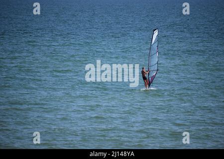 sportif avec voile en wingfoil, dans la mer. Planche à voile, amusement dans l'océan, sport extrême. Mer d'Azov, Russie - juillet 25,2021 Banque D'Images