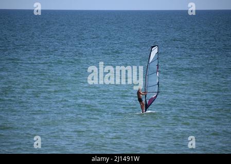 sportif avec voile en wingfoil, dans la mer. Planche à voile, amusement dans l'océan, sport extrême. Mer d'Azov, Russie - juillet 25,2021 Banque D'Images