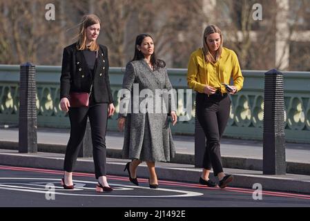 Priti Patel (au centre), ministre de l'intérieur, arrive pour une cérémonie sur le pont Westminster à Londres, afin de dévoiler une plaque pour souligner le cinquième anniversaire de l'attaque terroriste du pont Westminster. Date de la photo: Mardi 22 mars 2022. Banque D'Images